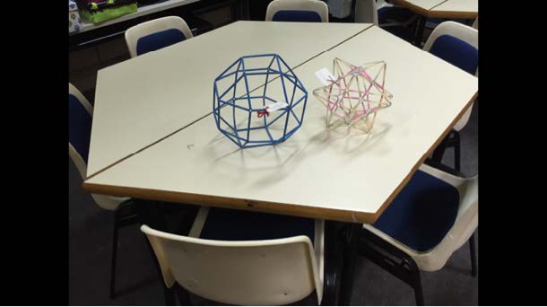Rombicuboctaedro y dodecaedro estrellado en la mesa del alumno
