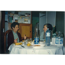 Emma Castelnuovo y María Escobar dialogando en el domicilio familiar