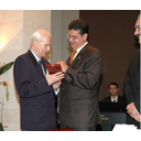 José Martel al recibir la condecoración de manos del Rector de la Universidad de Las Palmas de Gran Canaria