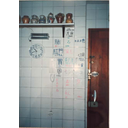 Escritura de caracteres japoneses en los azulejos de la cocina del domicilio de José Martel